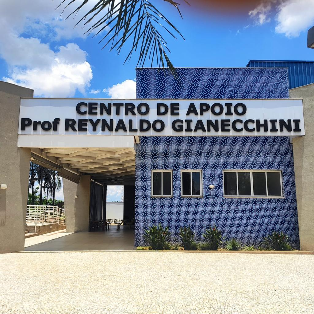 Fachada detalhada do Centro de Apoio Prof. Reynaldo Gianecchini